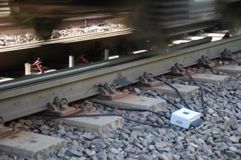 Monitoring device for hollow postion of railway